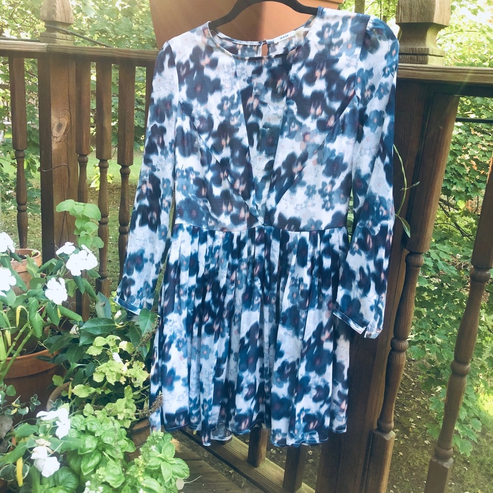 Blue mini dress with sleeves